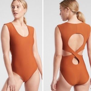 NWT Athleta Entwinded